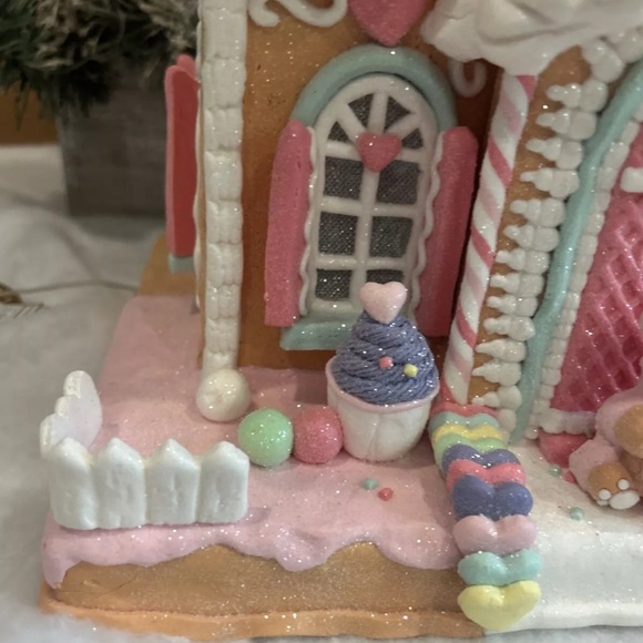 Love & Cupcakes Light Up Valentine's Gingerbread Style House Pink Pastel Decor - Picture 3 of 10